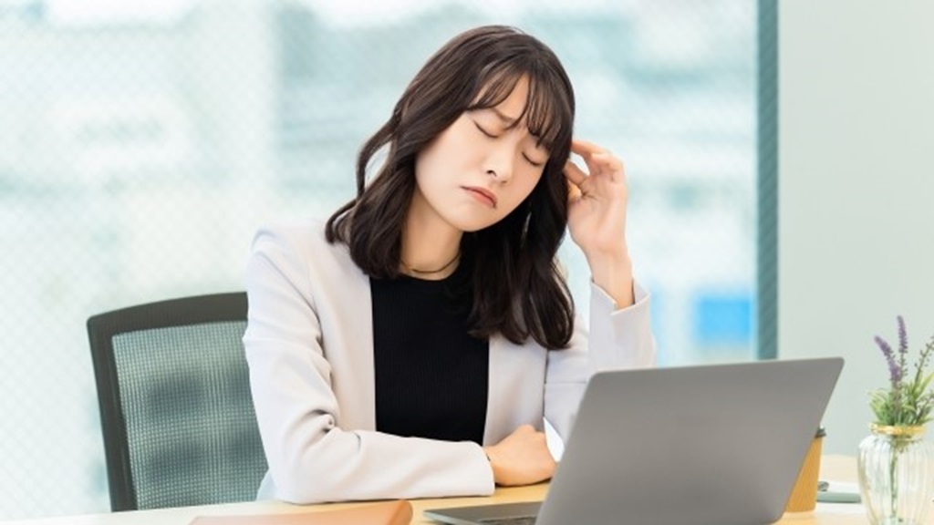 疲労が蓄積している従業員