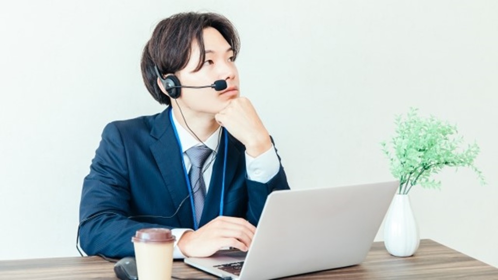 休憩時間に入ってもぼんやりと仕事をしている従業員