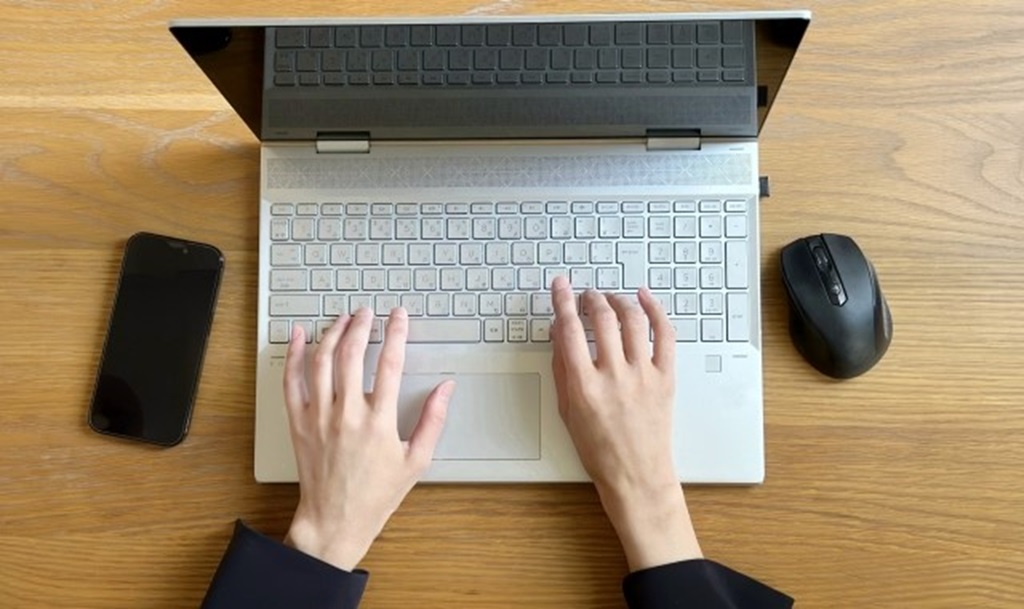PCから求人サービスのサイトにアクセスする様子