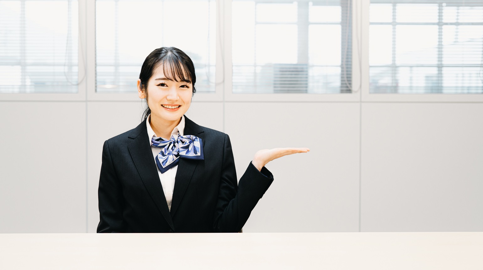 銀行員の採用面接では、応募者の金融知識やスキルを確認するだけでなく、誠実さや責任感、さらには顧客対応の姿勢まで幅広く見極める必要があります。特に銀行は信頼を基盤とした業務であるため、採用段階で適切な質問を設計し、応募者の強みや適性を引き出すことが欠かせません。本記事では、面接担当者が押さえておきたい対策として具体的な質問例を整理しています。ぜひ、面接時にお役立てください。
