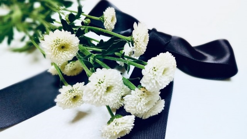 お葬式を連想させる菊の花