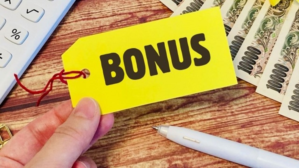 1万円札とBONUSのラベル