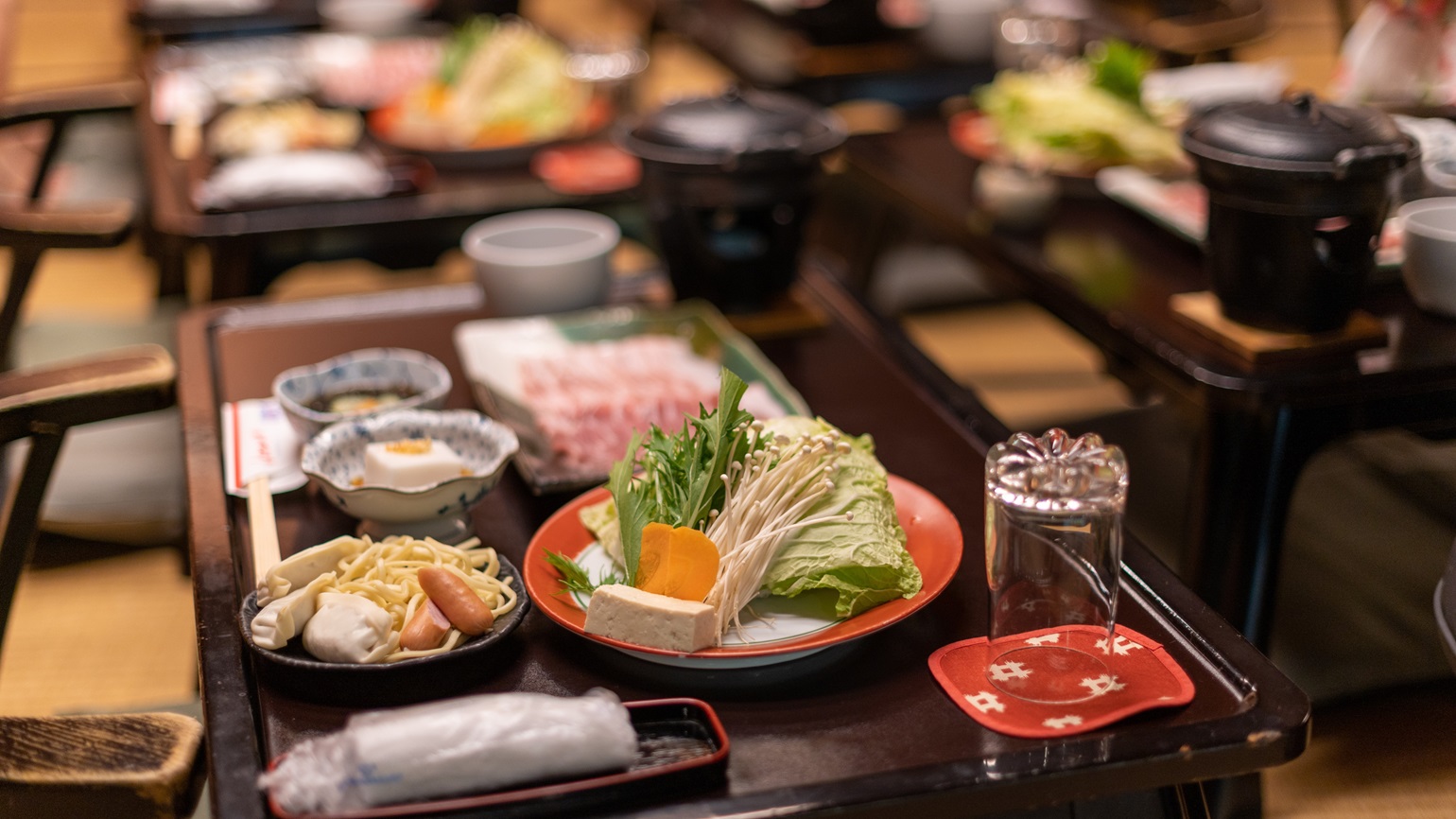 顧客との信頼関係を築く手段として、会食などの“接待”が用いられることがあります。先方に好印象を持ってもらうには、当然、そこでの振る舞いは重要です。本記事では、接待とはそもそも何か、目的やメリット・デメリットなどを交えて説明したうえで、実践で役立つマナー、コツ、気を付けるべき点にも言及します。さらに、接待に優れた人材の見極め方や採用に使えるサービスも紹介。ぜひ、お役立てください。