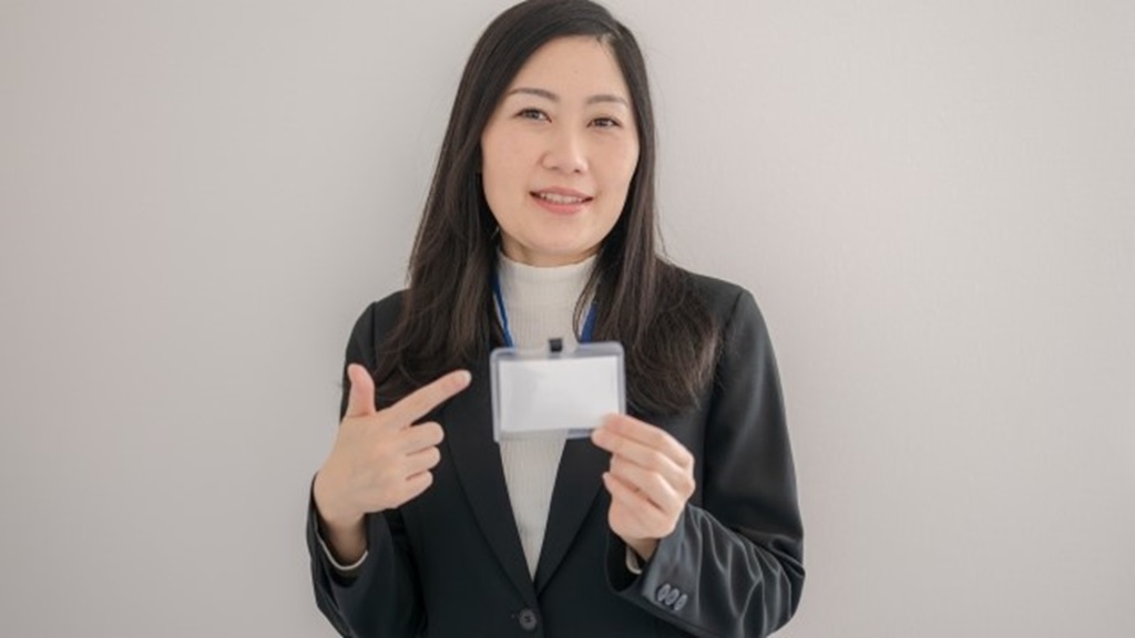 ビジネスネームを指す女性社員