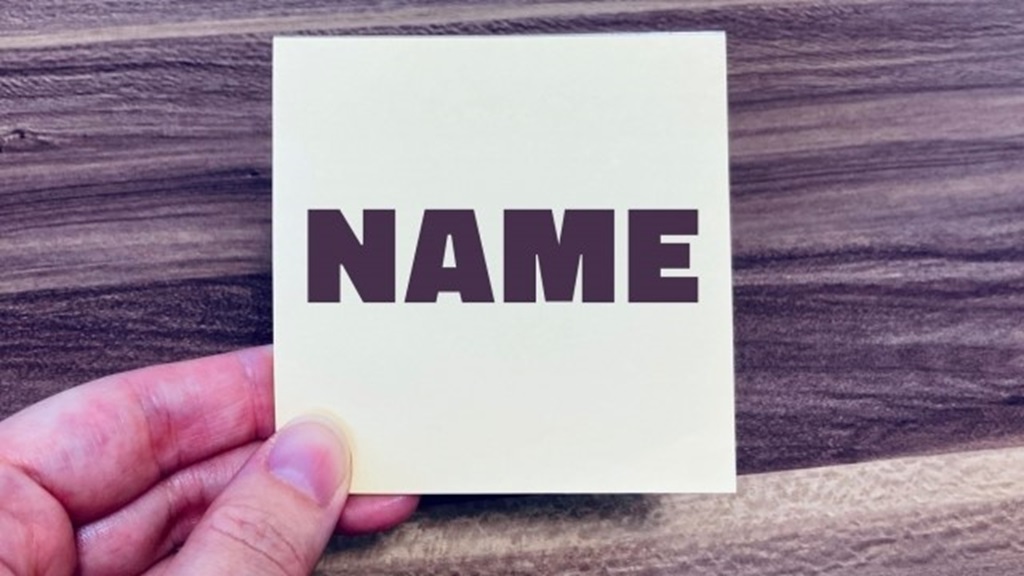 名刺の体裁で書かれたNAMEの文字