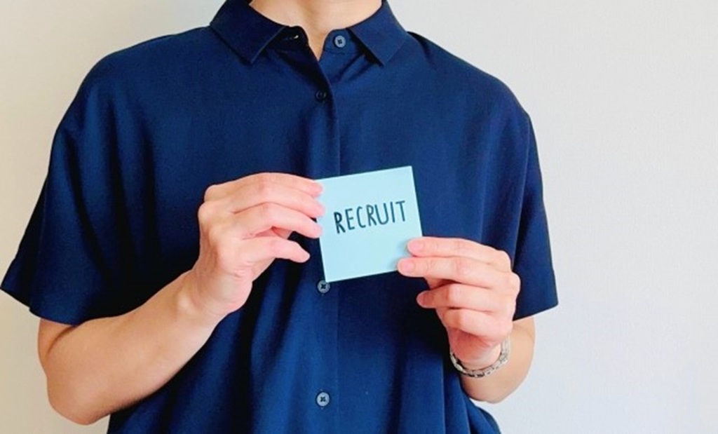RECRUITの付箋を持った従業員