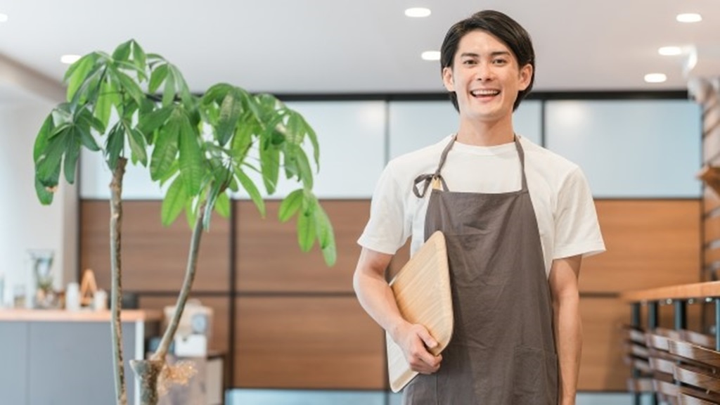 カフェバイトとして働く男性