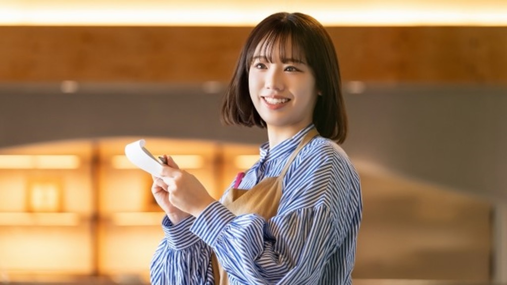 注文を取るカフェバイトの女性
