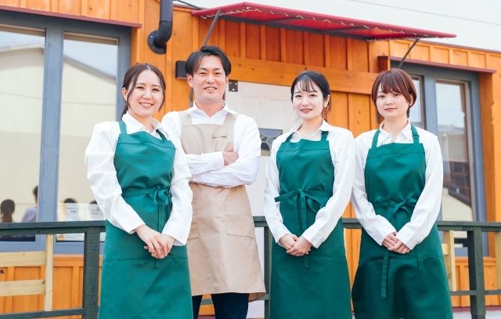 カフェバイトとして働くチームメンバー