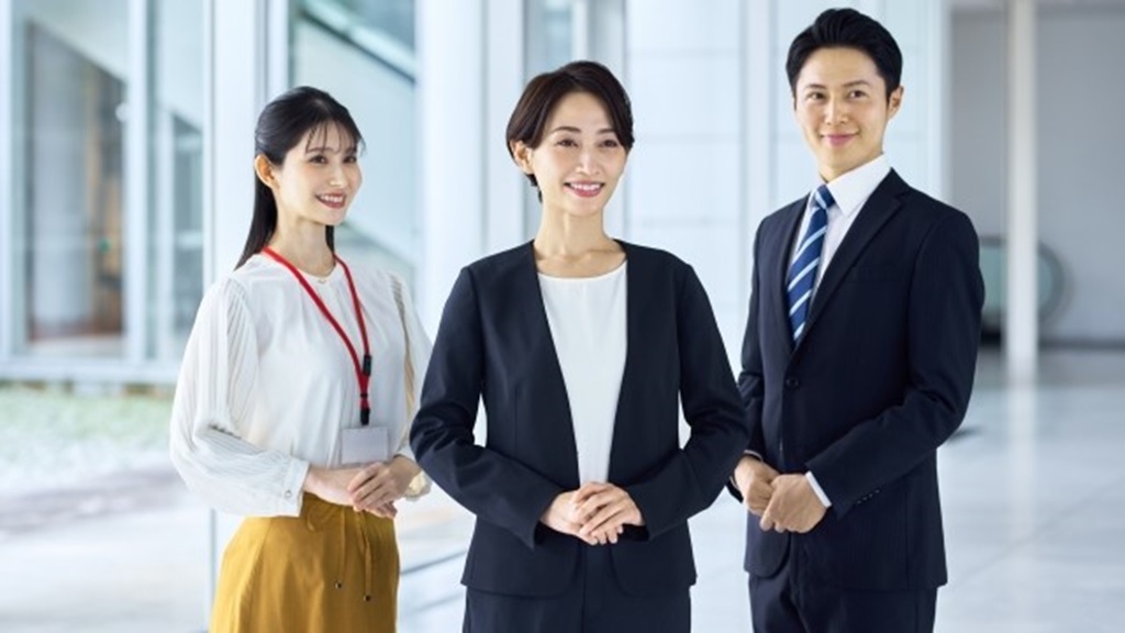 世代、性別が異なる3名の社員が並ぶ様子