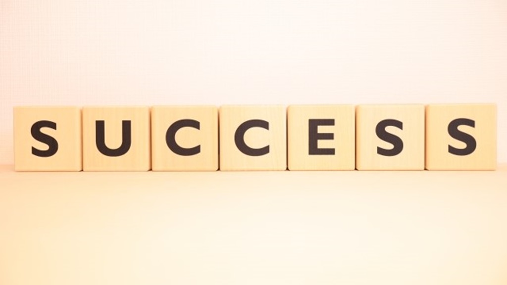 成功(SUCCESS)の文字になるように並べられた積み木