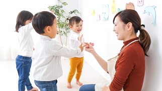 こども園・保育園・幼稚園で遊ぶ子供と先生