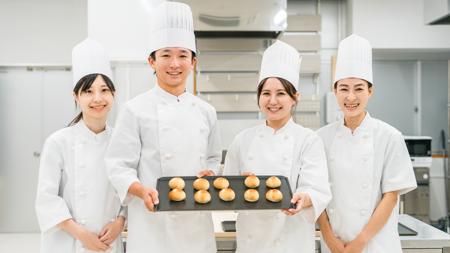 調理師を採用するにあたり面接で見るポイントは、決して一筋縄ではいきません。調理師の仕事はチームで行うため、仮に書類選考では条件に見合っていても人柄や協調性、衛生管理への目配り等々も、スキルや経験同様に要チェックポイントです。本記事では、調理師の採用面接で聞くべき質問や、有望な人材を見極めるコツについて解説。現場の人手不足に悩む責任者の方はぜひ、ご参照ください。