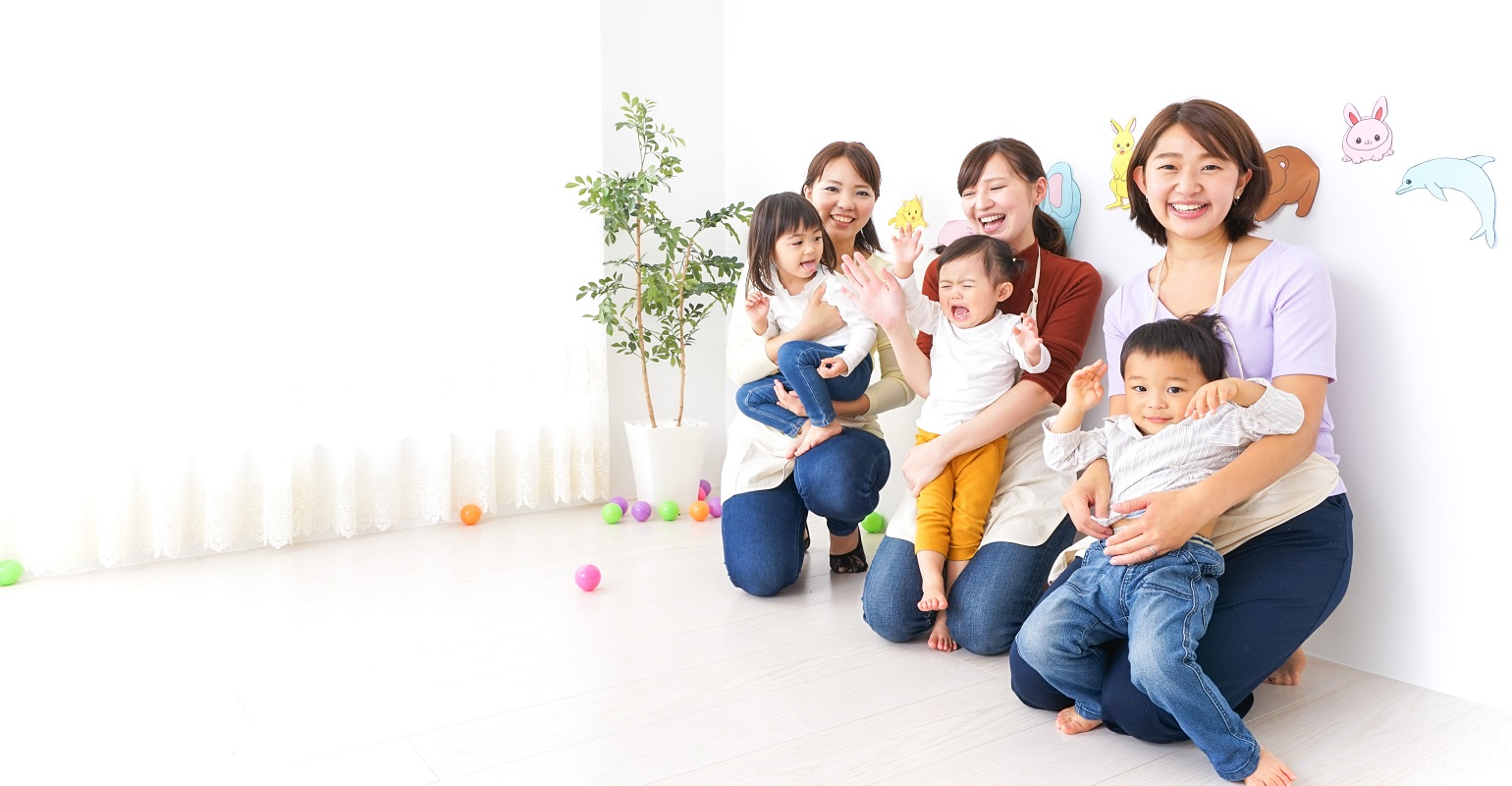 待機児童問題が声高に叫ばれるようになって数年以上は経ちますが、少子高齢化の時代とはいえ、保育業界もまた、慢性的な人手不足が深刻です。この問題の解消に向けては当然、職場環境のテコ入れを検討する必要があるでしょう。その辺りの具体的な取り組みや今後の需要・動向も含めて本記事では、業界の課題に挙げられる保育士の人手不足についてくわしく解説します。