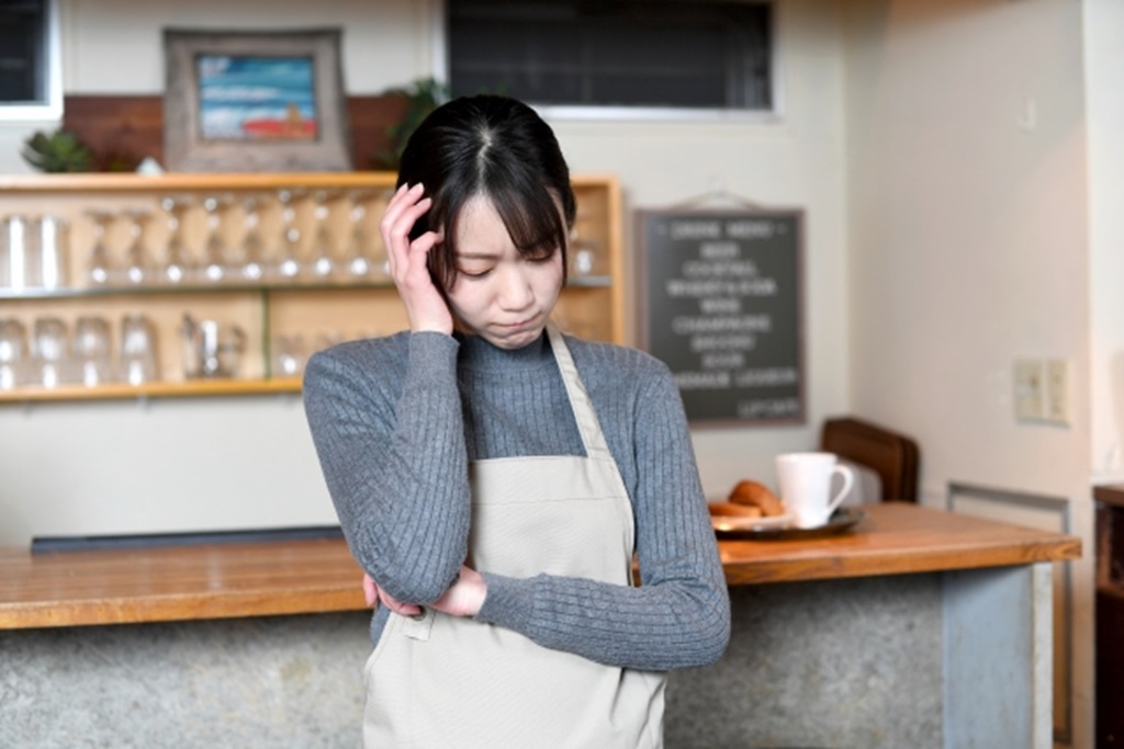 アルバイト先で悩む女子大学生