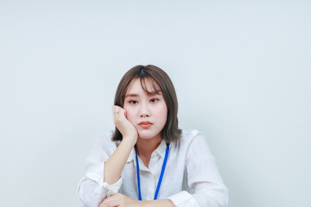 アルバイトの仕事に集中できていない大学生の女性スタッフ