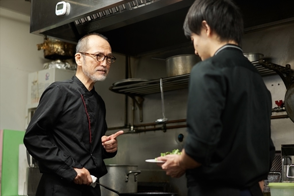大学生のアルバイトを叱る様子