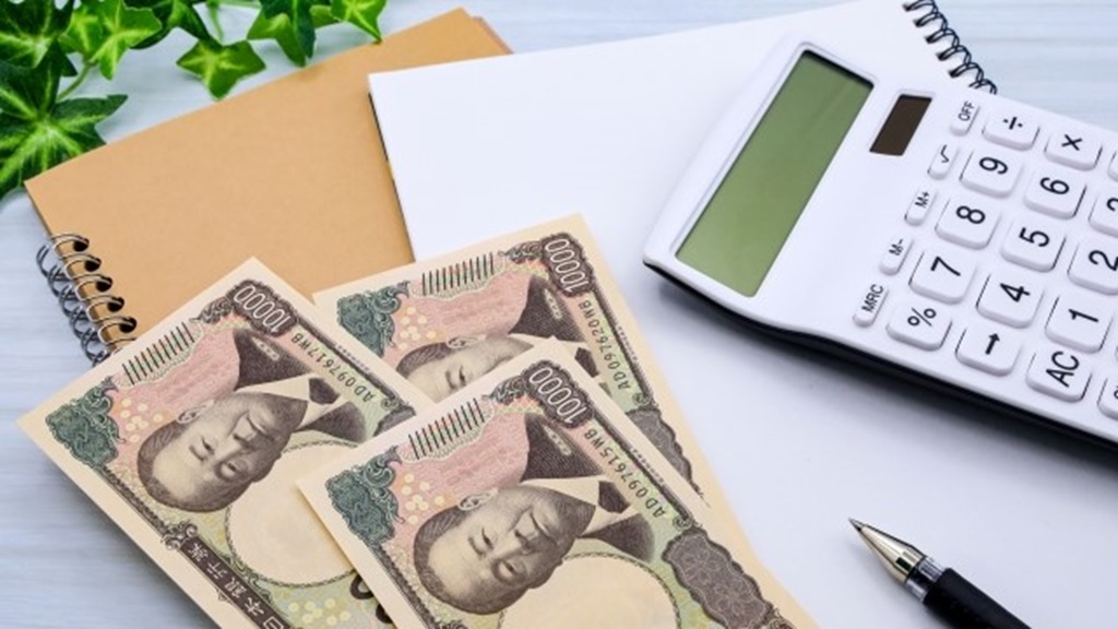 新1万円札と電卓とノート