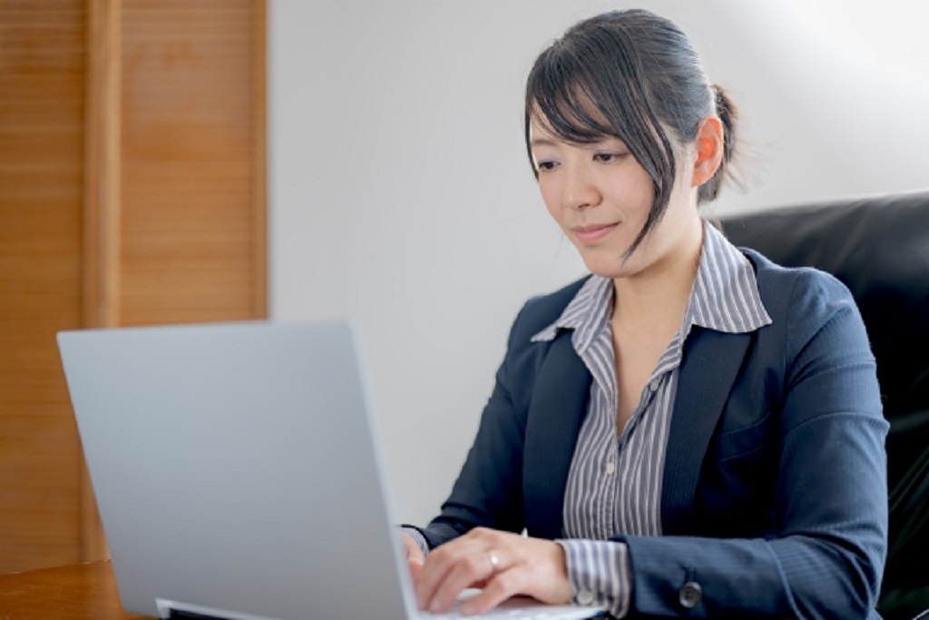 塾講師の採用に強いサービスをチェックする女性