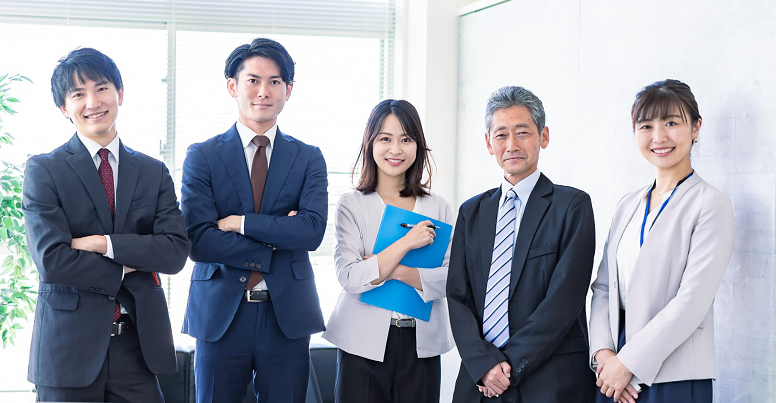 学習塾業界では近年、講師不足が深刻化しています。教育の質にも影響するため、実に悩ましい問題です。本記事では、塾講師不足の現況や原因を解説するとともに、求人や育成の観点から具体的な改善策を提示します。塾経営者や運営管理者、現場で働くスタッフの方々のお役に立つ情報になれば幸いです。