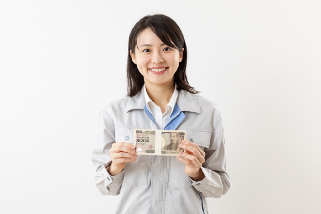 給与を前に出す女性従業員