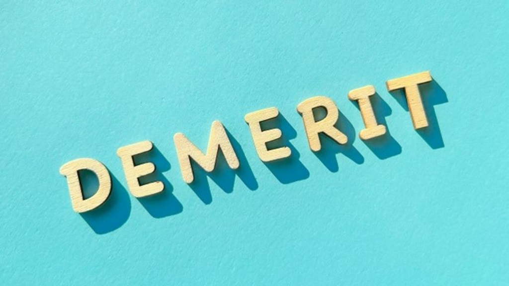 影とともに浮かび上がるDEMERITの文字