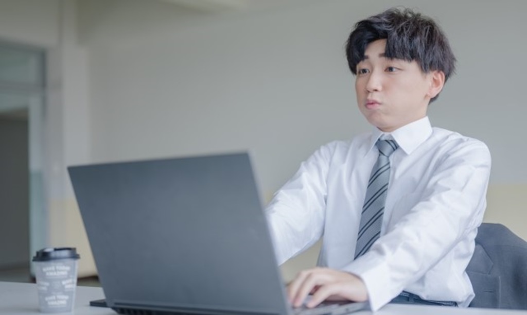 トラブルに対応中の社員