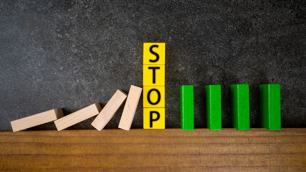 積み木で表現する「STOP」の文字