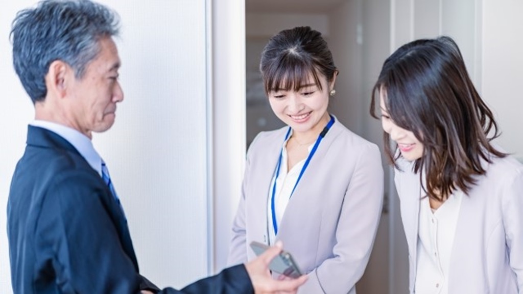 直接雇用になったばかりの従業員と部長が接する様子