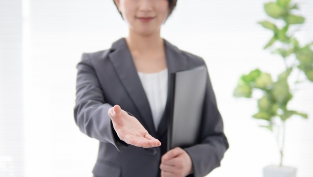 手を差し伸べる派遣先企業の上司をイメージ
