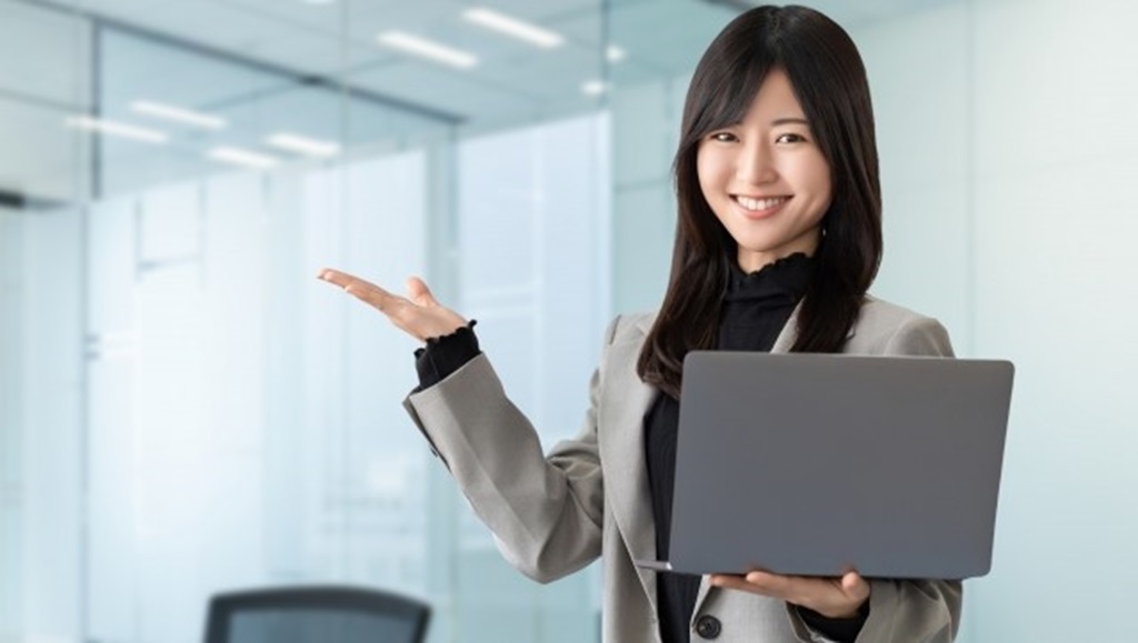 笑顔で案内する派遣先企業の女性社員