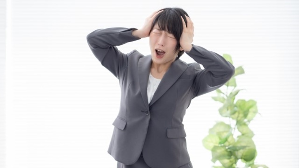 頭を抱える女性社員