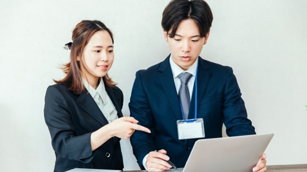 直接雇用について共に学ぶ若手会社員のイメージ