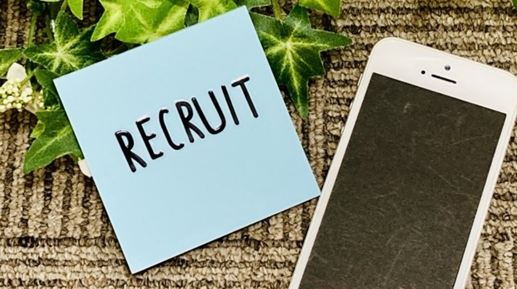 スマホと付箋に書かれたRECRUITの文字
