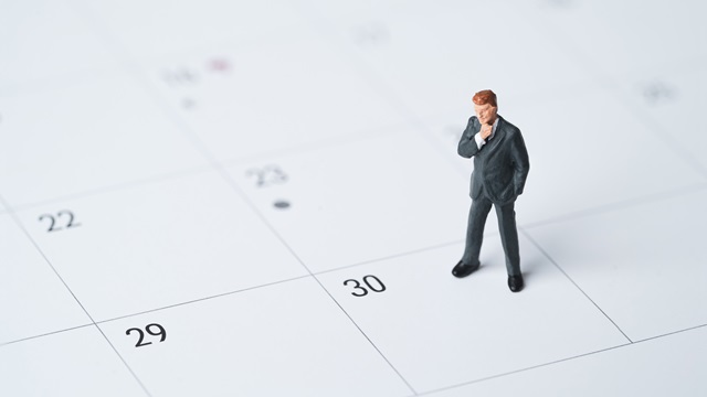 30日を数える人事担当者のイメージ