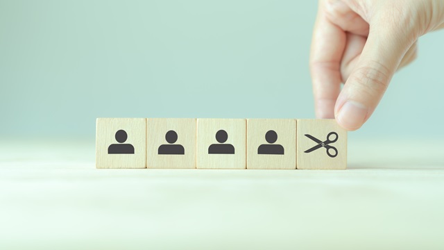 人のアイコンとハサミで解雇通告を示唆