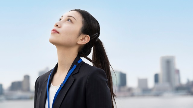 派遣会社の人事担当者が空を見上げるイメージ
