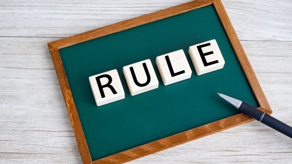 ボードに書かれたRULEの文字