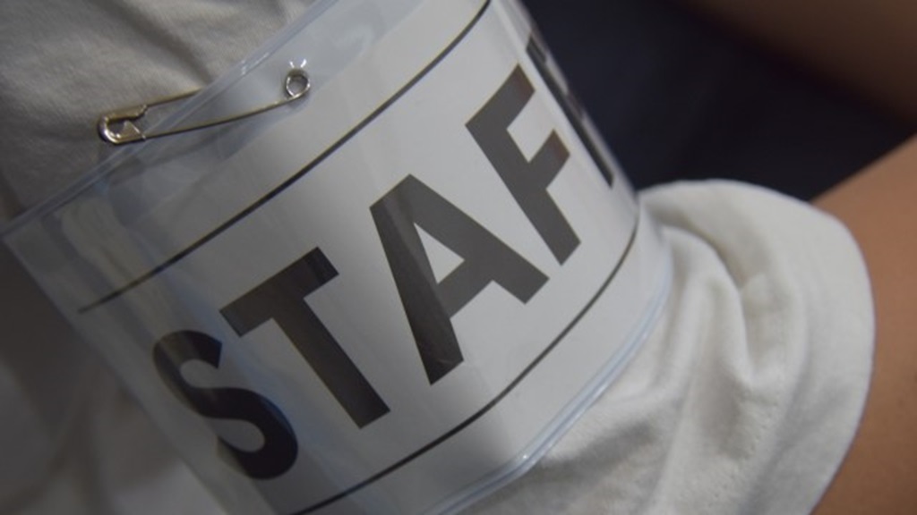 短期バイトを象徴するSTAFFの紙