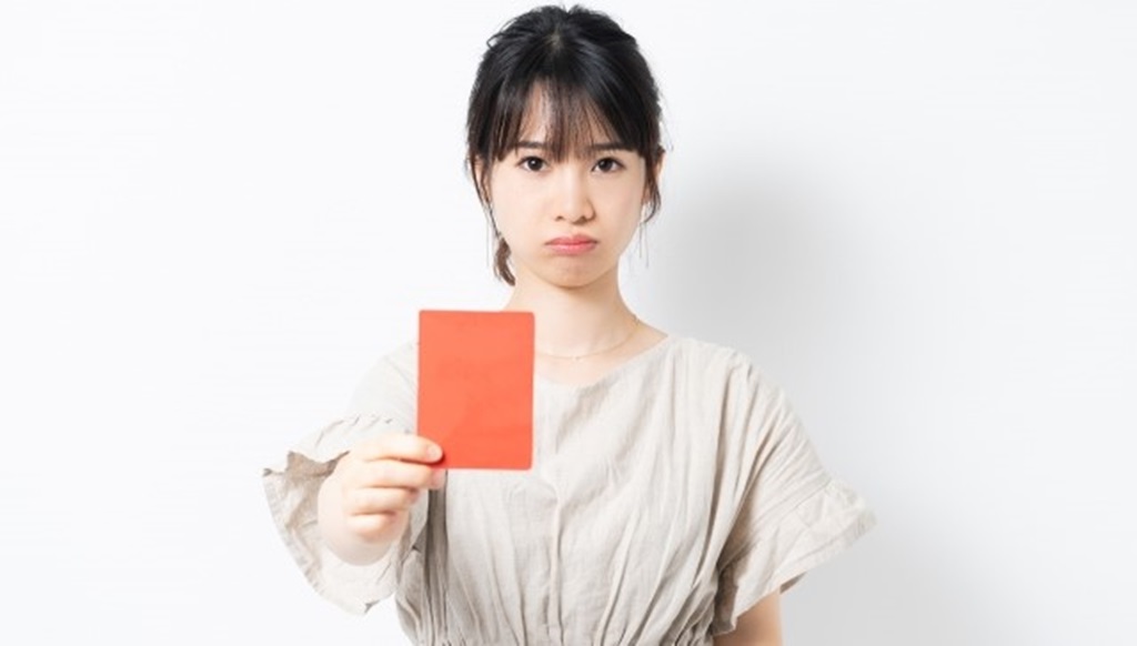 レッドカードを突き出す女性