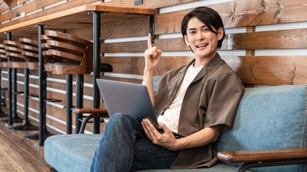 インターネットで課題解決を図る爽やかな男性