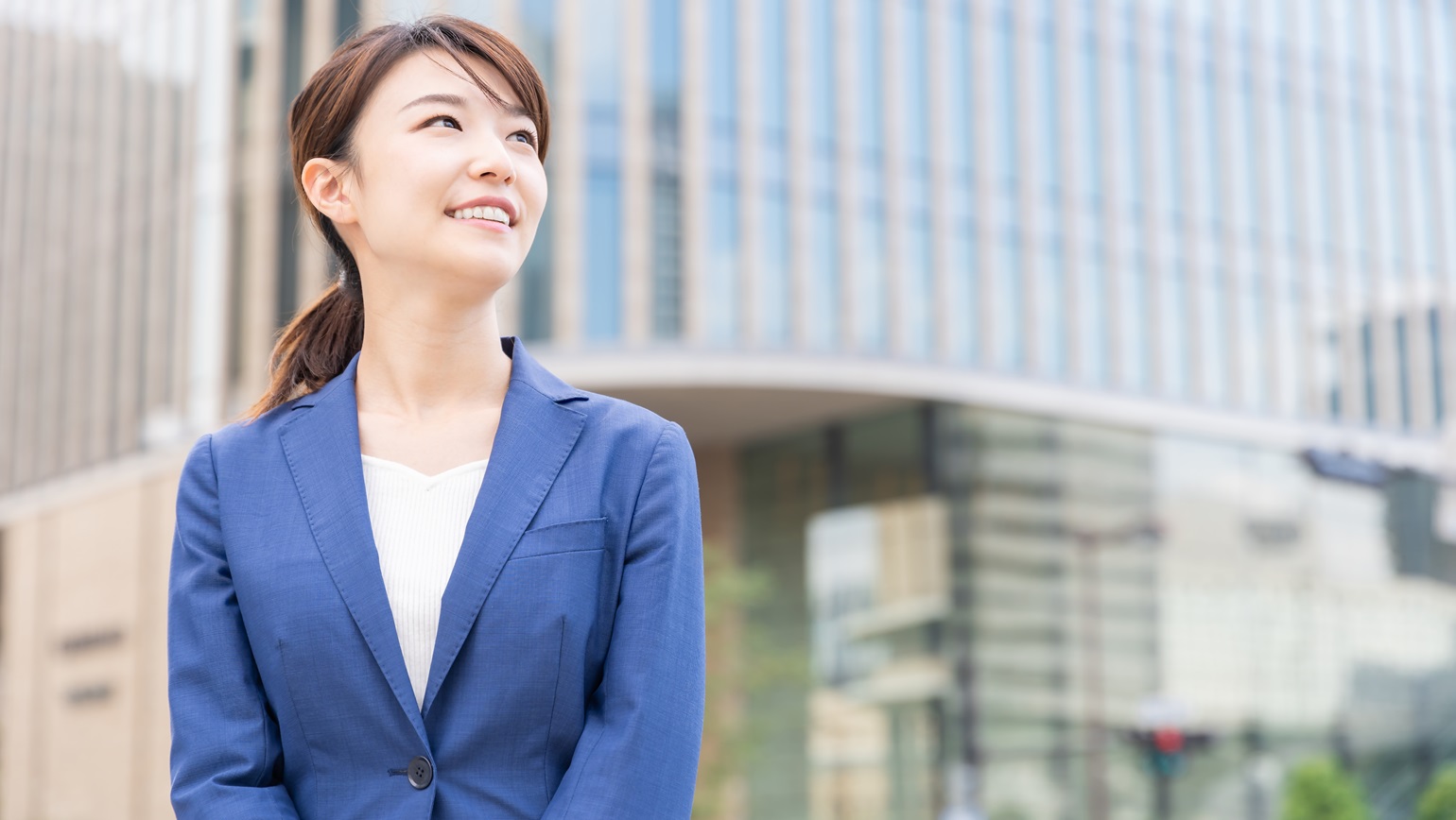 人手不足を解消する手段の一つとして、派遣依頼が挙げられます。もちろん、いざ進めるにあたっては、知っておかなければならないことも少なくありません。そこで本記事にてくわしく解説。人材派遣の基本的な仕組みやアルバイト・パートとの違い、受け入れまでの流れ、伝えるべき情報とその文例、メリット・デメリット、コツ、注意点、料金……等々幅広く取り上げます。