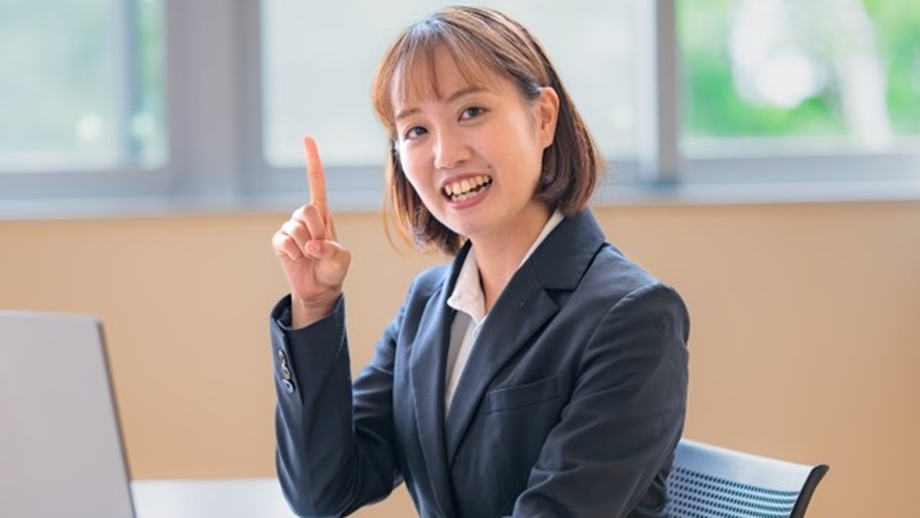 人差し指で大事なポイントを示すビジネスウーマン