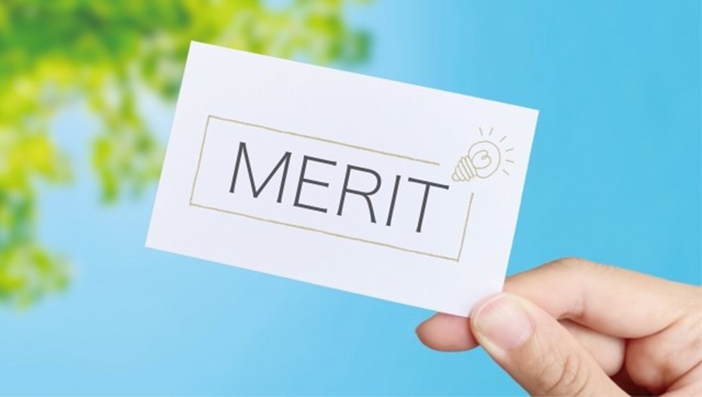 白い紙に書かれたMERITの文字