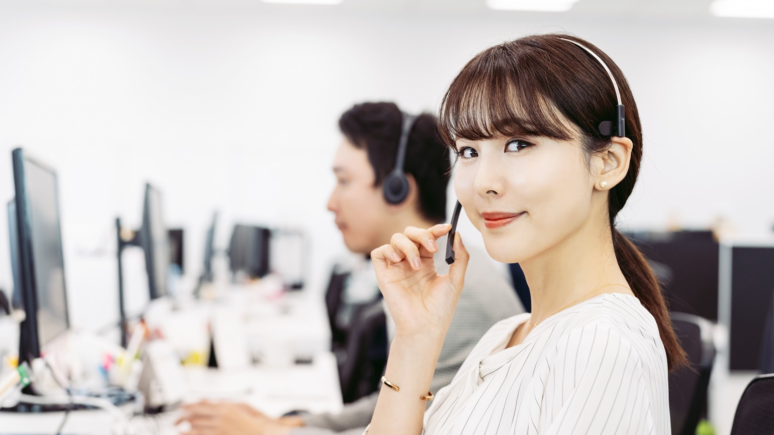 人手不足が深刻化する昨今、優秀な派遣社員に対してはいっそのこと直接雇用で長く働いてもらいたいと考えることもあるでしょう。しかしながら、実際に引き抜くとなると、法的リスクやコスト面などに不安を覚える担当者の方もいらっしゃるように見受けられます。というわけで本記事では、派遣社員の引き抜きについて解説。基本概要のおさらいはもとより、トラブル回避のためにもぜひご参照いただけますと幸いです。