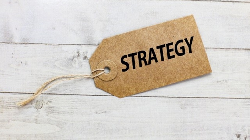 タグに書かれたSTRATEGYの文字