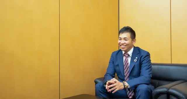 採用コストが上昇について話す株式会社エイアンドエフ担当者様