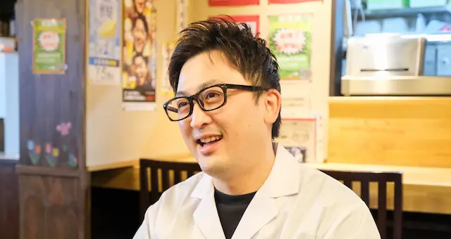 ポイントカードについて話すおどりや交野店担当者様"
