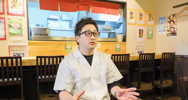 常連コボットについて話すおどりや交野店担当者様"