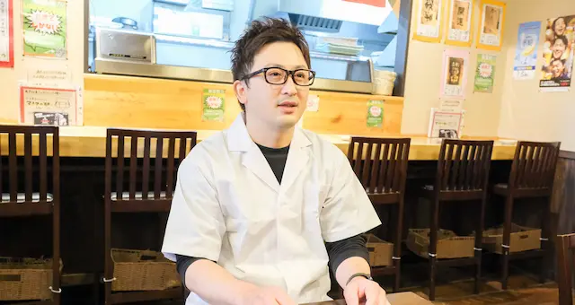 今後の採用計画について話すおどりや交野店担当者様"